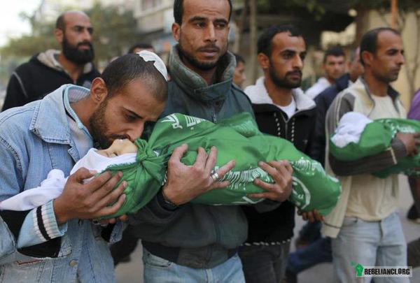 Północna Strefa Gazy. – Palestyński mężczyzna podczas pogrzebu całuje ciało jednego z dwójki swoich martwych dzieci. Zginęły w wyniku bombardowania. 