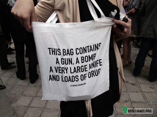 Torba ekoterrorysty :) – Ta torba zawiera broń, bombę, wielki nóż i furę narkotyków. 