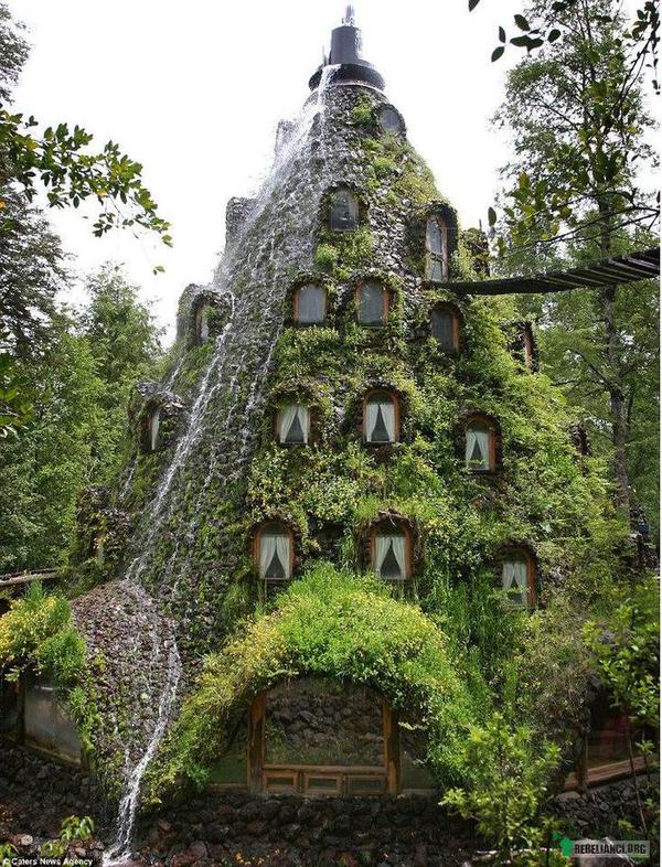 Magia – Eko-hotelik Magic Mountain w chilijskim rezerwacie Huilo Huilo. 