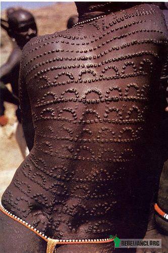 Skaryfikacja na ciele nubijskiej kobiety –  