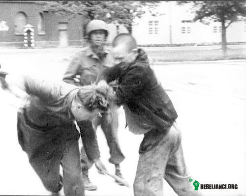 Wyzwolony żydowski więzień atakuje nazistowskiego żołnierza –  