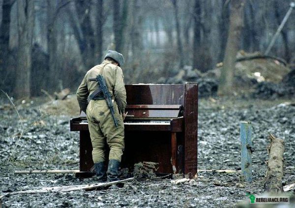 Żołnierz rosyjski grający na znalezionym pianinie, Czeczenia 1994 –  