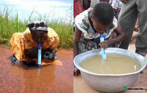 LifeStraw – Obecnie ponad miliard ludzi na świecie nie ma dostępu do wody pitnej. Ta, którą przyjmują jest często silnie zanieczyszczona, więc duża część tych osób cierpi z powodu chorób w ten sposób przenoszonych. Ok. 6000 mieszkańców najbiedniejszych krajów, głównie dzieci, umiera z tego powodu.
Widoczny na zdjęciu wynalazek to tzw. LifeStraw - urządzenie potrafiące przefiltrować ok. 700 litrów wody i &quot;radzi sobie&quot; z takimi bakteriami jak salmonella, shigella, enterokokoi oraz z wieloma gronkowcami. Jedno takie urządzenie wystarczy do oczyszczenia pitnej wody na cały rok dla jednej osoby.
Obecnie LifeStraw przechodzi ostatnie testy. 