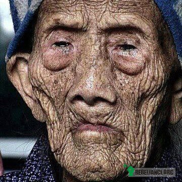 127 lat! – Ta pani pochodzi z Chin i urodziła się w 1885 roku. Głupio życzyć stu lat komuś kto ma ich obecnie 127, więc pozostaniemy przy życzeniu zdrowia i równie długowiecznych praprawnucząt! 