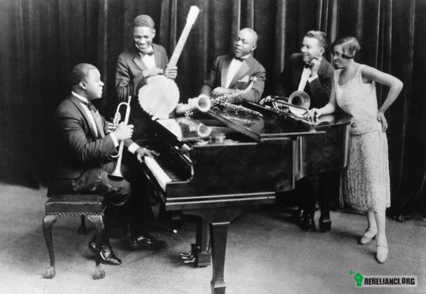 &quot;Jazz... – ... jest najskuteczniejszą bronią w walce z rasizmem. Dobra gra na trąbce czyni ludzi ślepymi na kolor skóry grającego.&quot;
Louis Armstrong 