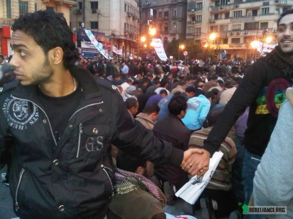 Tolerancja – Chrześcijanie ochraniają muzułmanów podczas trwania ich modlitwy w samym środku powstania w Kairze w 2011 roku. 