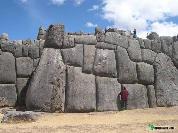 Tajemnica Sacsayhuaman – Cuzco to dawna stolica imperium Inkow. 
Według legendy inkaskie Cusco miało kształt pumy. Sacsayhuaman było głową tego zwierzęcia natomiast olbrzymia struktura składająca się z 22 zygzaków symbolizowała zęby pumy. &quot;Zęby&quot; zbudowano z wielkich idealnie przylegających kamiennych bloków, których waga dochodzi nawet do 350 ton. Twierdza prawdopodobnie została wzniesiona przez Inków na znacznie starszej konstrukcji nieznanego pochodzenia. Pierwotnie nie była to forteca a kompleks świątynny, który służył rytuałom religijnym. Ruiny Sacsayhuaman to około 20% tego co było w przeszłości. Resztę Hiszpanie użyli do budowy domów w Cusco.  Spacerując po uliczkach znaleźć można miejsca, gdzie cześć domów do wysokości kilku metrów zbudowana jest z pięknie obrobionych i dobrze dopasowanych kamieni. 
Hiszpanie rozebrali Sacsayhuaman na tyle na ile zdołali. W trakcie pierwszego podboju twierdza miała na szczycie trzy okrągłe wieże, za trzema koncentrycznymi megalitycznymi murami. Rozebrano je kamień po kamieniu. 
Sacsayhuaman wyposażona była też w podziemną sieć korytarzy, równie wielką jak same wieże. Składała się z wielkiej ilości ulic i alei rozchodzących się we wszystkich kierunkach oraz mnóstwa identycznych drzwi. 
Najciekawszy jest jednak fakt, że sami Indianie nie potrafili wytłumaczyć kto to wszystko zbudował. Nie ma też żadnych legend na ten temat (Fantomista) 
