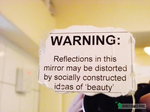 Odbicie. – Uwaga: odbicie w tym lustrze może być zniekształcone przez społeczne wyobrażenie &apos;piękna&apos;. 