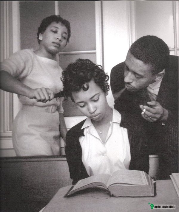 Nauka. – 1960. Kurs dla czarnoskórych działaczy na rzecz praw obywatelskich: bierny opór - dziewczyna uczy się nie reagować, kiedy ktoś dmucha jej dymem w twarz lub ciągnie ją za włosy. 