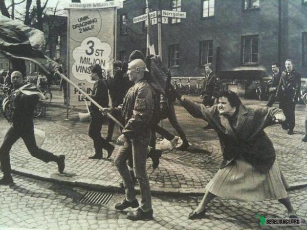 Kobieta bijąca neonazistów. –  