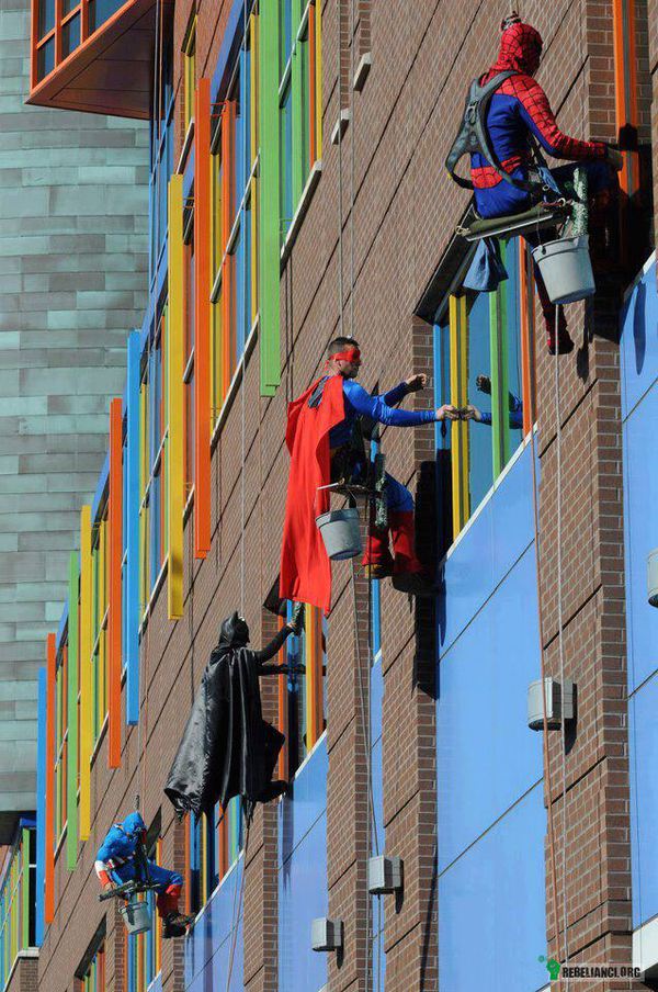Superbohaterowie myją okna w szpitalu dziecięcym –  