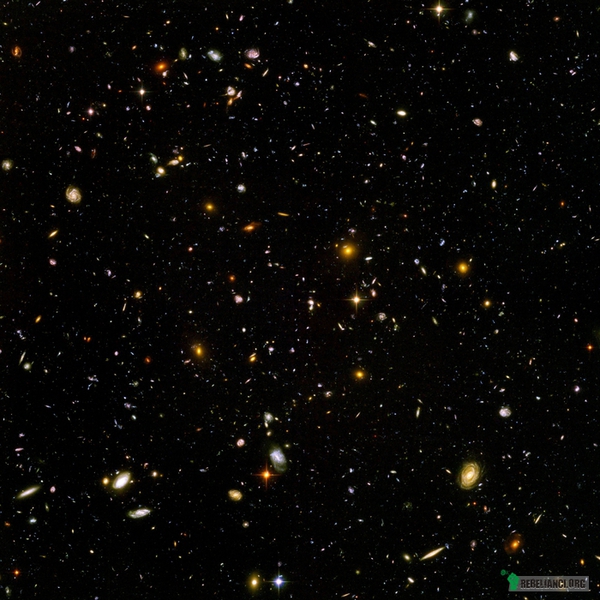 10 000 tyś – Fotografia wyżej nosi nazwę Ultragłębokie Pole Hubble’a. Ponad 10 tys. Galaktyk znajduję się na tym zdjęciu - każda kropka, smuga, czy plamka stanowi tutaj całą galaktykę. I każda z tych kropek zawiera w sobie miliony milionów gwiazd. Każda z tych gwiazd posiada swoje planety. A każda planeta – możliwość posiadania cywilizacji. 

jesteśmy tylko pyłem :) z całego ogromu kosmosu 