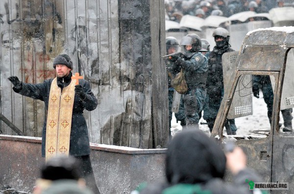 Prawosławny duchowny usiłujący zapobiec walce protestujących z policją – Ukraina 