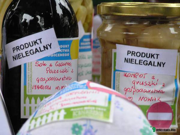 WYŚLIJ PETYCJĘ O PRAWO DO PRAWDZIWEGO JEDZENIA – Sprawiedliwe przepisy dla prawdziwej żywności!
Jak prawdziwi, dobrzy rolnicy mają zarobić na życie, jeśli nie wolno im bezpośrednio sprzedawać własnych produktów rolnych?
To pytanie wymaga udzielenia natychmiastowej odpowiedzi …

Polska jest obecnie związana najbardziej represyjnym prawem żywnościowym w całej Unii Europejskiej. Specjalnie wymyślono, w większości nieodpowiednie, przepisy sanitarno-higieniczne, aby uniemożliwić indywidualnym rolnikom wykonywanie w pełnym zakresie ich zawodu. Przepisy te nie przyszły z Brukseli, lecz z Warszawy!

 

Dzisiaj, zgodnie z prawem, rolnikowi nie wolno sprzedawać, jeśli nie prowadzi firmy, takich produktów jak: soki, dżemy, przeciery, kasze, mąki, chleb domowy, mięso surowe i jego przetwory (poza drobiem, zajęczakami i dziczyzną), oleje, masło, sery, mleko i wiele innych.  Sprzedaż wyżej wymienionych produktów jest NIELEGALNA i GROZI WYSOKIMI KARAMI. To oczywiście powoduje, że rolnicy nie mogą właściwie uprawiać swojego zawodu i nie mogą uczciwie zarobić na życie.
Tak więc najlepszej jakości i najbardziej poszukiwana żywność jest nielegalna.Jest to celowa, cyniczna próba umożliwienia supermarketom i przemysłowi spożywczemu uzyskania pełnego monopolu w całym kraju.

Supermarkety i spożywcze korporacje z wielkim sukcesem lobbują rząd RP. Zapewnia im to kontrolę nad rynkiem żywnościowym i tym samym Polska niebezpiecznie traci niezależność żywnościową.

Rolnicy i konsumenci nie powinni padać ofiarą chciwości korporacji. Monopol jednego sektora nad łańcuchem pokarmowym ogranicza konsumentom dostęp do prawdziwej żywności.

Jakie są konsekwencje tej rażąco niesprawiedliwej zmowy wiekiego przemysłu i rządu RP dla rolnictwa i gospodarki wiejskiej?

Odpowiedź brzmi: tysiące małych i średnich gospodarstw rolnych są zmuszone do wycofania się z produkcji. Polska traci swą reputację posiadania wyjątkowej bioróżnorodności i jakości żywności. Ale najwięcej traci konsument.

NADSZEDŁ CZAS UPOMNIEĆ SIĘ O NASZE PODSTAWOWE PRAWO DOSTĘPU DO DOBREJ JAKOŚCI ŻYWNOŚCI.

http://icppc.pl/index.php/pl/broniz-zywnosci.html 
