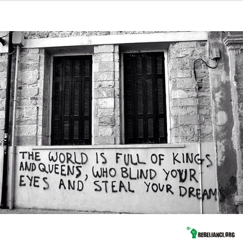 Dreams – Świat jest pełen królów i królowych, którzy zamykają Twoje oczy i kradną Twoje marzenia. 