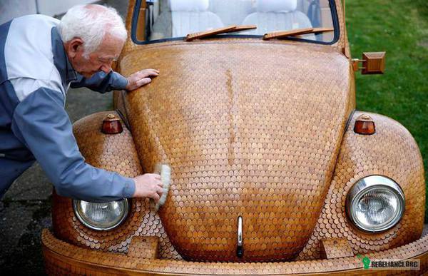Garbus – Pewien Bośniak spędził dwa lata na wykładaniu swojego Volkswagena małymi elementami z dębu. 
