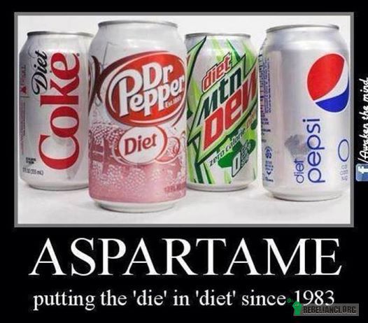 Aspartam - czego o nim nie wiesz – Aspartam niestety spożywamy niemal każdego dnia, ponieważ jego główne źródła w naszym pożywieniu to: napoje dietetyczne, izotoniczne, gumy do żucia, słodziki oraz wiele innych produktów – w tym, ogromna ilość produktów dietetycznych.  Jeszcze w latach 80-tych przekonywano opinię publiczną o nieszkodliwości aspartamu przytaczając m.in. takie argumenty, że metanol (obecny w aspartamie) jest obecny również w owocach, które spożywamy przecież dla zdrowia. Nie wspominano jednak, że w owocach jest również etanol, który równoważy działanie metanolu oraz peptyna, co ostatecznie zmienia całkowicie działanie toksycznej substancji (metanolu). Na szczęście dzisiaj mówi się o tym coraz częściej.

W Stanach Zjednoczonych Aspartam zaczęto spożywać na przełomie lipca i sierpnia 1983 roku i już w ciągu 1-2 lat od tego momentu, liczba przypadków nowotworów mózgu wzrosła 0 10%; cukrzycy o 30%; chłoniaka o 60%. Aspartam to neurotoksyna zaburzająca syntezę białek, przewodzenie impulsów nerwowych w synapsach i strukturę DNA. Może więc oddziaływać na wiele funkcji organizmu.

Aspartam – jego cząsteczka składa się z trzech, niebezpiecznych komponentów. Są to:

    -fenyloanalina

    -kwas asparaginowy (ekscytotocyna – powstaje z normalnych neuroprzekaźników w mózgu, które umożliwiają komunikację między komórkami; powstaje jednak w momencie, kiedy stężenie ich jest zbyt duże – komórki są wtedy zbyt mocno pobudzone i obumierają)

    -ester metylowy –> natychmiast po połknięciu przeradza się w metanol a więc alkohol, który jest groźną trucizną o toksycznym działaniu –> ten z kolei przekształca się w formaldehyd (związek, który nie jest rozkładany ani wydalany, tylko gromadzi się w naszych tkankach i nie ma możliwości pozbycia się go).


Formaldehyd jest 5 000 razy bardziej toksyczny niż alkohol – dlatego też, tak bardzo toksyczny jest aspartam.
Źródła aspartamu to najczęściej: gumy do żucia; napoje dietetyczne (bez cukru, tzw. „light”); napoje izotoniczne; słodziki; suplementy witaminowe w postaci tabletek musujących.
Pierwsze objawy zatrucia: wysypka, ślepnięcie, podwójne widzenie, bóle głowy.
Następnie: utrata pamięci krótkoterminowej, utrata słuchu.
Ostateczne konsekwencje: rak mózgu, cukrzyca, chłoniak. 