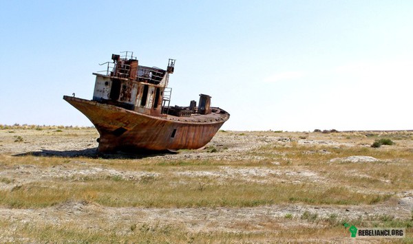 Statek na pustyni. – Statek pośrodku pustyni, która kiedyś była dnem Jeziora Aralskiego. 