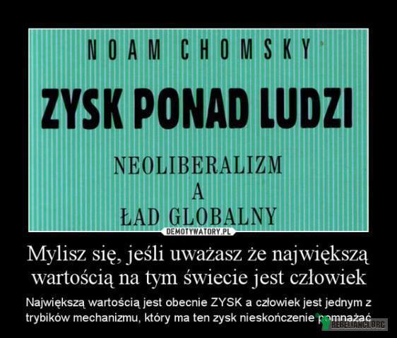 Zysk – Biedronka i ogólnie, supermarkety i dyskonty, to nie tylko ludobójcze* warunki pracy – takie jak umowy śmieciowe, głodowe pensje i nieludzki, kapitalistyczny wyzysk ludzi pracy.

* = użyłem słowa „ludobójcze”. Czy ktoś ma jeszcze wątpliwości, że to, co obecnie robi się w Polsce, jest niczym innym jak ludobójstwem, tylko w białych rękawiczkach, po kapitalistycznemu? Podaje definicję tego wyrazu z Wikipedii”
Cytuję: „Artykuł II Konwencji definiuje ludobójstwo jako czyn „dokonany w zamiarze zniszczenia w całości lub części grup narodowych, etnicznych, rasowych lub religijnych, jako takich:
(…)
c) rozmyślne stworzenie dla członków grupy warunków życia, obliczonych na spowodowanie ich całkowitego lub częściowego zniszczenia fizycznego„.
http://pl.wikipedia.org/wiki/Ludob%C3%B3jstwo

Kapitalizm, szczególnie w formie znanej z Polski i innych krajów regionu, jest więc jednym z elementów depopulacji – ludobójstwa. Trzeba powiedzieć to w końcu wprost, bez cenzury i bez patrzenia się co powiedzą gówniarze z gimnazjum popierający Janusza Korwina Mikke. A jak wiadomo, opanowali oni cały internet. Zresztą, kapitalizm jest bardzo bliski korporacjonizmowi (faszyzmowi). Faszyzm nie musi wcale oznaczać ludobójstwa jawnego i obozów koncentracyjnych; wystarczy, że są obozy pracy takie jak markety i dyskonty, gdzie krwiopijczo wyzyskuje się ludzi pracy. Korporacjonizm, czyli faszyzm, jest kapitalizmem w wersji 2.0 – każdy kapitalizm prędzej czy później przemieni się w korporacjonizm.

Wracając do meritum: markety i dyskonty to jedne z największych szkodników naszej gospodarki, zaraz po zagranicznych, kapitalistycznych bankach i zagranicznych korporacjach. Nie odprowadzają one ani grosza podatków, bo są z nich zwolnione, np decyzją urzędniczą. Polski przedsiębiorca odprowadzać podatki natomiast musi, jest więc dyskryminowany. Poza tym, dyskonty i markety narzucają kapitalistyczne normy, czyli niską jakość produktów (np warzyw, owoców – więcej chemii niż na targowiskach), bo sprzedać trzeba tanio. No i takie produkty są skupowane od rolników wręcz po głodowych stawkach, co nie przekłada się jednak na specjalnie niskie ceny w markecie.

Cierpią i producenci (rolnicy) i klienci, bo są zmuszeni kupować towar znacznie bardziej chemizowany. Na stronie Liga Świata był kiedyś obszerny artykuł o tym, że ten sam produkt produkowany np przez fabrykę w Pudliszkach dla sieci Biedronka, ma inny skład. Ten z Biedronki ma szkodliwy syrop glukozowo-fruktozowy i syntetyczny kwasek cytrynowy, zaś ten sam produkt z tym samym logo, ale w innych sklepach, już nie ma tych szkodliwych składników. 

http://kefir2010.wordpress.com/2014/10/20/oblicza-morderczego-kapitalizmu-o-tym-jak-markety-i-dyskonty-niszcza-nam-gospodarke/ 