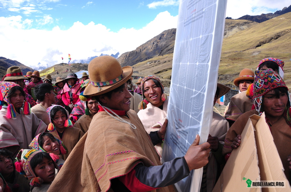 Peru. 2 miliony osób będzie miało dostęp do prądu z paneli słonecznych – Peruwiański minister energetyki i Górnictwa Jorge Merino zapowiedział, że do 2016 roku 9% mieszkańców kraju będzie miało dostęp do energii elektrycznej. Nowoczesny program przygotowany przez rząd, skierowany jest przede wszystkim do najuboższych mieszkańców Peru, którzy do dziś używają lamp naftowych i wydają pieniądze na paliwo, które podczas spalania wytwarza szkodliwe dla zdrowia związki. W tym celu państwo planuje zainstalować 12 500 paneli słonecznych, które dostarczą energię do 500 000 gospodarstw domowych. Dzięki temu dostęp do prądu będą miały 2 miliony osób. 