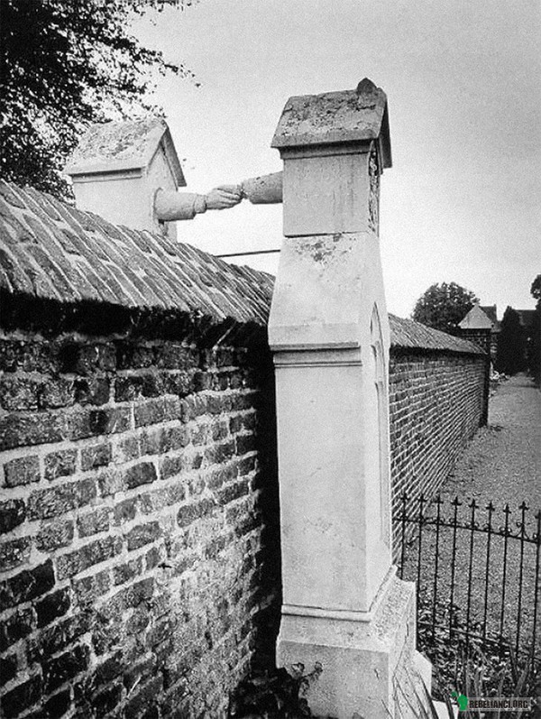 Wieczne pozdrowienie – Jej mąż był protestantem, ona- katoliczką. Zgodnie z zasadą cmentarnego pochówku, po śmierci para została rozdzielona. Na szczęście udało się znaleźć wyjście z tej sytuacji...

Zdjęcie zostało wykonane w 1888 roku. 